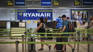 epa10091067 Passengers wait in line at the Ryanair check-in desks at Adolfo Suarez Airport in Madrid, Spain, 25 July 2022, on first day of a planned four-day strike action to which Ryanair cabin crew are called for, this week.  EPA/FERNANDO VILLAR