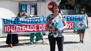 A coordenadora de Lisboa do Sindicatos dos Enfermeiros Portugueses (SEP),  Isabel Barbosa, durante a conferência de imprensa na sequência da entrega pela Direcção Regional de Lisboa do SEP  de cerca de 300 assinaturas dos enfermeiros do IPO de Lisboa ao conselho de administração, exigindo a redução da carga horária e a majoração de dias de férias de modo a harmonizar direitos com os enfermeiros com um Contrato de Trabalho em Funções Públicas (CTFP)  em Lisboa,  22 de junho de 2020. ANTÓNIO COTRIM/LUSA