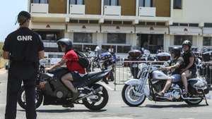 Um elemento da GNR observa a passagem de vários motards, Faro, 19 de junho de 2018. A 37ª concentração de motos do Motoclube de Faro, uma das maiores concentrações realizadas em Portugal, realiza-se entre 19 e 22 de julho. LUÍS FORRA/LUSA