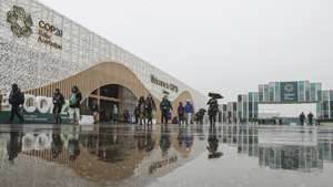 epa11726924 Participants arrive to the venue of the UN Climate Change Conference COP29 in Baku, Azerbaijan, 18 November 2024. The Azerbaijani capital of Baku hosts the 2024 United Nations Climate Change Conference (COP29) from 11 to 22 November 2024.  EPA/IGOR KOVALENKO