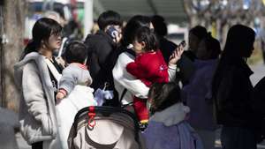 epa12775367 Two mothers stand with their children in downtown Seoul, South Korea, 25 February 2026. According to data released by the Ministry of Data and Statistics, the number of births in South Korea in December 2025 reached 20,003, an increase of 1,747, or 9.6 percent, compared to the same month a year earlier.  EPA/JEON HEON-KYUN