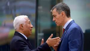 epa12474805 Spanish Prime Minister Pedro Sanchez (R) and Antonio Costa, President of the European Council speak before the start of the Euro Summit in Brussels, Belgium, 23 October 2025. EU leaders convene in Brussels to discuss the situation Ukraine, European defence, developments in the Middle East, competitiveness, housing and migration.  EPA/OLIVIER HOSLET