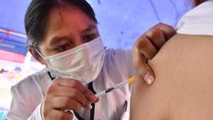epa12197662 A healthcare worker administers a dose of measles vaccine during a vaccination campaign in Cochabamba, Bolivia, 25 June 2025. Bolivian health authorities intensified vaccination campaigns in the nine regions of the South American country following the declaration of a national emergency due to a measles outbreak, with at least 60 confirmed cases so far.  EPA/JORGE ABREGO
