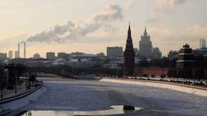 epa12682678 A view of the partly frozen River Moskwa, backdropped by the Kremlin during a frosty day in Moscow, Russia, 26 January 2026.  EPA/MAXIM SHIPENKOV