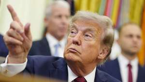 epa13131054 US President Donald Trump takes a question during an announcement on US nuclear innovation in the Oval Office at the White House in Washington, DC, USA, 24 July 2026. The announcement came after the Marine Minerals Administration and the Nuclear Regulatory Commission signed an agreement on 22 July to coordinate oversight of potential nuclear energy projects on the US Outer Continental Shelf.  EPA/BONNIE CASH / POOL