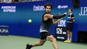 epa13224330 Carlos Alcaraz of Spain in action against Ben Shelton of the USA during their Men's Singles Quarterfinals match of the US Open Tennis Championships at the USTA Billie Jean King National Tennis Center in Flushing Meadows, New York, USA, 08 September 2026.  EPA/CRISTOBAL HERRERA-ULASHKEVICH