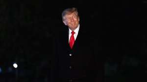 epa13295552 United States President Donald Trump smiles as he walks to the residence on the South Lawn of the White House in Washington, DC, USA, 10 October 2026. Trump is travelled to Clarksville, Tennessee, to attend a campaign rally in support of Republican candidates running in the November elections.  EPA/RON SACHS / POOL