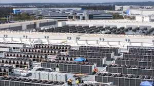 epa12400435 An image made with a drone shows air handling units on the roof of a CloudHQ data center in Ashburn, Virginia, USA, 23 September 2025. Virginia is home to more than 650 data centers, the highest concentration of data centers in the world.  EPA/JIM LO SCALZO
