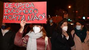 Manifestantes protestam durante uma marcha entre o Largo do Intendente e a Praça do Rossio pelo fim da violência contra as mulheres, em Lisboa, 25 de novembro de 2021. A iniciativa, organizada por um conjunto de associações e coletivos feministas, pretende demonstrar que as denúncias, luta das associações, campanhas de sensibilização e educação, bem como as medidas governamentais, continuam a não ser suficientes para terminar com "esta outra pandemia que se alastra há anos". ANTÓNIO PEDRO SANTOS/LUSA