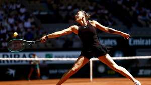 epa12994545 Aryna Sabalenka of Belarus hits a backand during her Women's 1st round match against Jessica Bouzas Maneiro of Spain at the French Open Grand Slam tennis tournament at Roland Garros in Paris, France, 26 May 2026.  EPA/YOAN VALAT