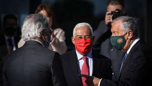 O Presidente da República, Marcelo Rebelo de Sousa (D), conversa com o primeiro-ministro, António Costa (C), durante a XIII Sessão de apresentação sobre a “Situação Epidemiológica da COVID-19 em Portugal” no Infarmed, em Lisboa, 03 dezembro de 2020. ANDRÉ KOSTERS/LUSA