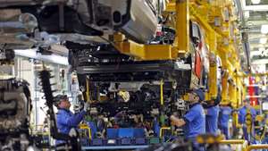 epa04604623 A staff member works at the Ford assembly plant in Almussafes, in the province of Valencia, eastern Spain, 05 February 2015. Ford's plant in Almussafes will rise its production to 400,000 vehicles in 2015, a 40 percent more in comparison to the previous year, Ford's President and CEO Fields announced during a visit to the automobile manufacturer's facilities in Valencia.  EPA/KAI FOERSTERLING
