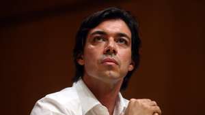 «««ARQUIVO»»» O músico Miguel Guedes durante uma sessão de solidariedade com as vítimas dos atentados de 13 de novembro em Paris, na Biblioteca Almeida Garrett no Porto, 14 de novembro de 2015. JOSÉ COELHO/LUSA