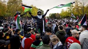 epa10920434 Protesters take part in a march in support of the Palestinian people in Amsterdam, Netherlands, 15 October 2023. The pro-Palestine march is being held in response to the ongoing events in Israel and Gaza. Thousands of Israelis and Palestinians have died since the militant group Hamas launched an unprecedented attack on Israel from the Gaza Strip on 07 October 2023, leading to Israeli retaliation strikes on the Palestinian enclave.  EPA/ROBIN VAN LONKHUIJSEN