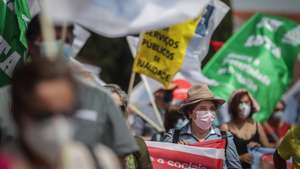 Concentração de trabalhadores da função pública convocada pela Frente Comum dos Sindicatos da Administração Pública que se realizou em defesa de aumentos salariais de 90 euros para todos os trabalhadores, da valorização das carreiras, da revisão da Tabela Remuneratória Única, pela revogação do SIADAP e em defesa de melhores serviços públicos, em frente ao Palácio da Ajuda em Lisboa, 20 de maio de 2021. TIAGO PETINGA/LUSA