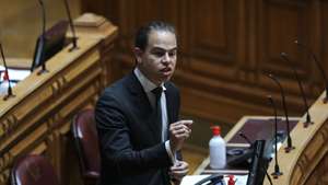 O deputado do PSD, Hugo de Carvalho, intervém no debate parlamentar de interpelação ao Governo requerida pelo PS, sobre "Respostas do Estado Social à Pandemia causada pelo vírus SARS-CoV-2", na Assembleia da República, em Lisboa, 28 de maio de 2020. MIGUEL A. LOPES/LUSA