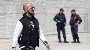 O líder do Partido Nacional Renovador (PNR), Mário Machado (E), protesta em frente ao  Museu Coleção Berardo, no Centro Cultural de Belém, numa ação divulgada nas redes socias como"Berardo paga o que deves", contra a dívida do empresário Joe Berardo à banca portuguesa, em Lisboa, 20 de abril de 2019. ANTÓNIO PEDRO SANTOS/LUSA