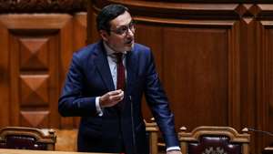 O Secretário de Estado dos Assuntos Fiscais, António Mendonça Mendes, durante a sessão plenária na Assembleia da República em Lisboa, 22 de abril de 2022. TIAGO PETINGA/LUSA