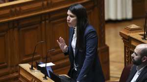 A deputada do Bloco de Esquerda, Mariana Mortágua intervém num debate esta manhã na Assembleia da República em Lisboa, 20 de janeiro de 2023. MIGUEL A. LOPES/LUSA