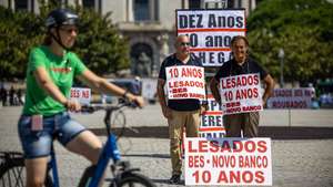 Protesto de lesados do BES/NB por ocasião dos 10 anos da derrocada do Banco Espírito Santo (BES), na avenida dos Aliados, no Porto, 02 de agosto de 2025. JOSÉ COELHO/LUSA