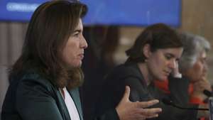 A ministra do Trabalho, Solidariedade e Segurança Social, Ana Mendes Godinho, fala aos jornalistas durante a conferência de imprensa no final da reunião do Conselho de Ministros, no Palácio da Ajuda, em Lisboa, 21 de outubro de 2021. ANTÓNIO COTRIM/LUSA