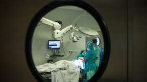 Profissionais de saúde durante uma cirurgia bariátrica em regime de ambulatório, com recurso a uma técnica única no mundo -  ‘koala sleeve’ - que  foi apresentada em maio de 2024 no Congresso Europeu de Cirurgia de Obesidade em Viena, na Áustria. No Hospital Pedro Hispano, em Matosinhos, 03 de março de 2025. JOSÉ COELHO/LUSA