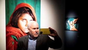 epa09587138 US photographer Steve McCurry poses during his retrospective 'Icons' in Madrid, Spain, 17 November 2021. The exhibition featuring 100 photographs runs until 13 January 2022.  EPA/LUCA PIERGIOVANNI