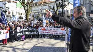 O secretário-geral da FENPROF, Mário Nogueira, durante a manifestação de professores e educadores, com distribuição de informação à população sobre as razões da luta dos professores, assinatura de postal de solidariedade com os professores em luta e divulgação das primeiras informações sobre a adesão à greve no distrito, no âmbito da greve nacional de professores por distritos, em Viseu, 7 de fevereiro de 2023. PAULO NOVAIS/LUSA