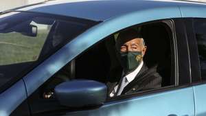 O Presidente da República, Marcelo Rebelo de Sousa, conduz um carro, durante a visita à fábrica Renault Cacia, por ocasião do 40.º aniversário, em Cacia, Aveiro, 27 de outubro de 2021. JOSÉ COELHO/LUSA