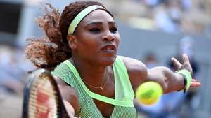 epaselect epa09251254 Serena Williams of the USA in action against Elena Rybakina of Kazakhstan during their fourth round match at the French Open tennis tournament at Roland Garros in Paris, France, 06 June 2021.  EPA/CAROLINE BLUMBERG