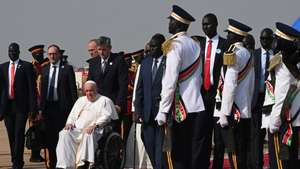 epa10445608 Pope Francis (C) looks on during a welcoming ceremony at the Juba International Airport in Juba, South Sudan, 03 February 2023. Pope Francis arrived on a three-day visit to South Sudan to promote peace and reconciliation in the world's youngest country, riven by the scars of civil war and extreme poverty.  EPA/CIRO FUSCO