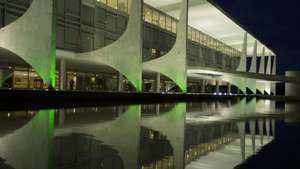 epa05654371 A general view of the Planalto Palace, Brazilian Government headquarters, lit in green in tribute of Chapecoense players who died in a plane accident, in Brasilia, Brazil, 30 November 2016. 71 people died when an aircraft crashed late 28 November 2016 with 77 people on board, including players of the Brazilian soccer club Chapecoense. The plane crashed in a mountainous area outside Medellin, Colombia as it was approaching the Jose Maria Cordoba airport. Chapecoense were scheduled to play in the Copa Sudamericana final against Medellin's Atletico Nacional on 30 November 2016.  EPA/Joédson Alves