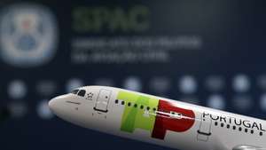 Uma miniatura de um avião da TAP durante a conferência de imprensa do presidente do Sindicato dos Pilotos da Aviação Civil (SPAC), Alfredo Mendonça (ausente da fotografia), na sede do SPAC, em Lisboa, 11 de dezembro de 2020. O SPAC e o Sindicato Nacional do Pessoal de Voo da Aviação Civil (SNPVAC) apelaram ao Governo que negoceie com Bruxelas o adiamento da apresentação do plano de reestruturação da TAP, denunciando que este está baseado em previsões de mercado "completamente desatualizadas". MANUEL DE ALMEIDA/LUSA
