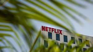 epa08945688 (FILE) - A Netflix logo hangs on the company&#039;s headquarters in Los Angeles, California, USA, 18 October 2019 (reissued 18 January 2021). Netflix will publish their 4th quarter 2020 results on 19 January 2021.  EPA/CHRISTIAN MONTERROSA *** Local Caption *** 55559865