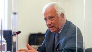 O ex- Governador do Banco de Portugal, Carlos Costa, durante a audição na Comissão Eventual de Inquérito Parlamentar às perdas registadas pelo Novo Banco e imputadas ao Fundo de Resolução, na Assembleia da República, em Lisboa, 17 de maio de 2021. MANUEL DE ALMEIDA/LUSA