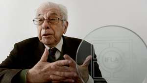 Foto de arquivo datada de 16 de abril de 2013 do arquiteto paisagista Gonçalo Ribeiro Telles, tendo ao seu lado o Prémio Internacional Sir G. Jellicoe, que hoje faleceu com a idade de 98 anos, Lisboa, 11 de novembro de 2020. JOÃO CORDEIRO/LUSA