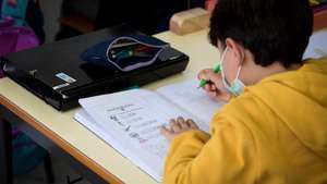 Alunos do ensino básico na Escola EB Joaquim Nicolau de Almeida, regressam às aulas, após período de confinamento obrigatório devido à pandemia Covid-19, Vila Nova de Gaia, 15 de março de 2021.  FERNANDO VELUDO/LUSA