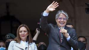 epa09521171 Ecuadorian President Guillermo Lasso (R), along with his wife Maria De Lourdes Alcivar, greet supporters on the balcony of the Government Palace, in Quito, Ecuador, 12 October 2021. Lasso received the support of a large group of supporters outside the Government Palace, in the center of Quito, with the slogan of defending the city against the possibility of demonstrations led by the indigenous movement .  EPA/JOSE JACOME
