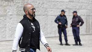 O líder do Partido Nacional Renovador (PNR), Mário Machado (E), protesta em frente ao  Museu Coleção Berardo, no Centro Cultural de Belém, numa ação divulgada nas redes socias como"Berardo paga o que deves", contra a dívida do empresário Joe Berardo à banca portuguesa, em Lisboa, 20 de abril de 2019. ANTÓNIO PEDRO SANTOS/LUSA