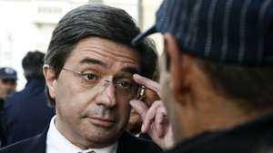O canditado à presidência da República, Paulo de Morais conversa com pescadores e habitantes da Leirosa durante o encontro para falar sobre matérias de poluição e qualidade de vida e segurança e socorro no mar, Figueira da Foz, 11 de janeiro de 2016. PAULO NOVAIS/LUSA