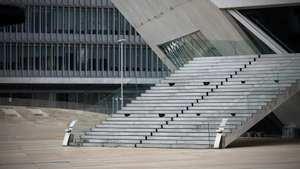 O contraste de movimento junto à Casa da Música, na cidade do Porto, antes e depois do recolher obrigatório do estado de emergência, no âmbito das medidas de contenção da covid-19, 28 de novembro de 2020. Com 213 concelhos em risco em Portugal, o Conselho de Ministros decretou, durante este e o próximo fim de semana, a proibição de circulação interconcelhia, bem como o confinamento obrigatório para toda a população destes concelhos a partir das 13h. JOSÉ COELHO/LUSA