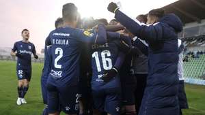 Os jogadores do Belenenses SAD festejam o golo marcado ao Rio Ave durante o jogo da 5ª eliminatória da Taça de Portugal de futebol  disputado no Estádio do Rio Ave Futebol Clube, em Vila do Conde, 23 de dezembro de 2021. FERNANDO VELUDO/LUSA