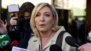 Marine Le Pen em declarações aos jornalistas num evento do partido Vox em Madrid