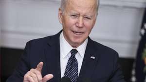 epa09770362 US President Joe Biden gives an update from the Roosevelt Room of the White House on the continued efforts to pursue deterrence and diplomacy, and Russia's buildup of military troops on the border of Ukraine in Washington, DC, USA, 18 February 2022.  EPA/Oliver Contreras / POOL