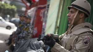 epa06629848 Egyptian soldiers stand guard at a polling station during day one of the presidential election in Cairo, Egypt, 26 March 2018. Voting in the presidential election will take place over a three-day period, from 26 March to 28 March.  EPA/MOHAMED HOSSAM