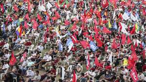 Militantes ouvem o discuso final do secretário-geral do Partido Comunista Português, Jerónimo de Sousa (ausente da fotografia), na 45.ª Festa do "Avante!", evento político-cultural, organizado pelo Partido Comunista Português na Quinta da Atalaia, no Seixal, 05 de setembro de 2021. TIAGO PETINGA/LUSA