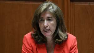 A ministra do Trabalho, Solidariedade e Segurança Social, Ana Mendes Godinho, intervem  durante o debate sobre política geral, centrada nas soluções para a defesa do poder de compra e das condições de vida do povo, travando o aumento de preços e assegurando o aumento dos salários e pensões, solicitado pelo Partido Comunista Português(PCP), na Assembleia da República, em Lisboa, 07 de julho de 2022. ANTÓNIO COTRIM/LUSA