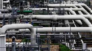 epa10065354 Pipes at gas compressor station in Mallnow,  Germany, 11 July 2022. The compressor station in Mallnow near the German-Polish border has stopped receiving Russian gas through the Yamal-Europe pipeline, which transits Belarus and Poland, since Russian operator Gazprom in May had discontinued usage of the Poland section. Russian state-controlled gas giant Gazprom on 11 July 2022 suspended deliveries of gas to Germany via Nord Stream 1 for scheduled annual summer maintenance works.  EPA/FILIP SINGER