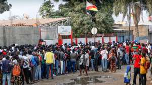 Delegados dos partidos políticos exigem o pagamento da participação na campanha e no dia das eleições, Luanda, 25 de agosto de 2022. As eleições gerais angolanas, quinto escrutínio da história política do país, contaram com candidaturas de oito formações políticas e elegem o Presidente e vice-Presidente da República de Angola.  AMPE ROGÉRIO/LUSA