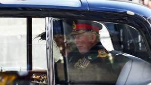 O Rei Carlos III, acompanhado pela Rainha consorte, Camilla, acena a populares após uma missa na catedral de Santo Egídio, onde ficará em câmara ardente o corpo da Rainha Isabel II, para ser homenageada pelos escoceses antes de voltar a Londres para o funeral. Edimburgo, Escócia, Grã-Bretanha, 12 de setembro de 2022. A Rainha Isabel II morreu a 08 de setembro aos 96 anos no Castelo de Balmoral, na Escócia, após mais de 70 anos do mais longo reinado da história do Reino Unido. NUNO VEIGA/LUSA